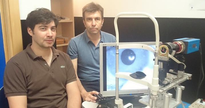 <p>Juan Tabernero y Pablo Artal junto al instrumento con cámara ultrarrápida que han creado para estudiar los movimientos del cristalino/UMU</p>
