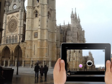 <p>Turistas en la catedral de León. / MUSAC</p>