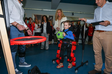 <p>Niño afectado por atrofia muscular espinal usando el exoesqueleto de Marsi Bionics. / Yaiza González</p>