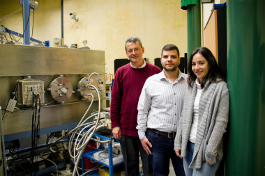 <p>Investigadores del proyecto DITANET, junto a la cámara de trazado del CNA / Clarisa Guerra</p>