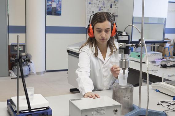 <p>El grupo de investigación Fluidos Multifásicos de la UJI ha patentato el nuevo nanofluido. / UJI</p>