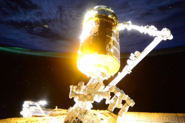 <p>El carguero japonés Kountouri 5, completando el acople a la Estación Espacial Internacional / Scott Kelly</p>