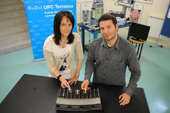 <p>Los investigadores Jasmina Casals-Terré y Josep Farré-Lladós, del grupo de investigación MicrotechLab. / UPC</p>