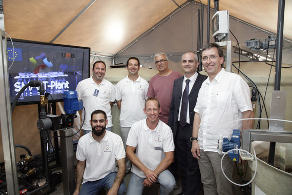 <p>Equipo de investigadores que ha desarrollado la planta piloto. / Jordi Pareto</p>
