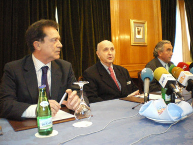<p>De derecha a izquierda, Antonio Hernando Grande, Santiago Grisolía y Enrique Macián</p>