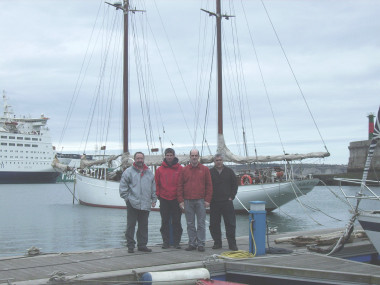 <p>El grupo de profesores que trabaja en la hibridación de <em>Saltillo</em>, con el barco de fondo. De izquierda a derecha, Miguel Ángel Gomez Solaeche, Mikel Lejarza Bilbao, Juan Luis Larrabe Barrena y José Ignacio Uriarte Aretxabala.Foto: UPV.</p>