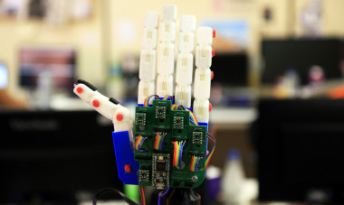 <p>La mano robótica de TEO hace movimientos similares a los que podría realizar una mano humana. / UC3M</p>
