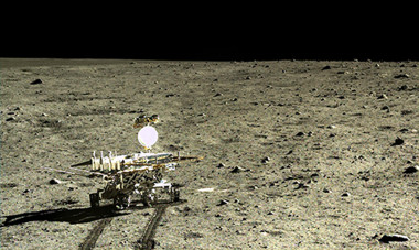 <p>El <em>rover</em> lunar chino <em>Yutu</em> fotografiado por su módulo de aterrizaje <em>Chang’e-3</em> después de que este se posara en Mare Imbrium, una cuenca de impacto gigante que estuvo ocupada por sucesivos flujos de lava. / CNAS/CLEP</p>
