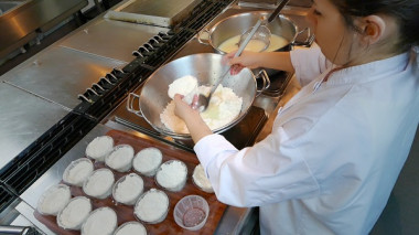 <p>El suero lácteo es un subproducto obtenido de la coagulación de la leche durante la elaboración de queso. / <a href="https://flic.kr/p/spuqDX" target="_blank">Quesería la Antigua de Fuentesauco</a>.</p>