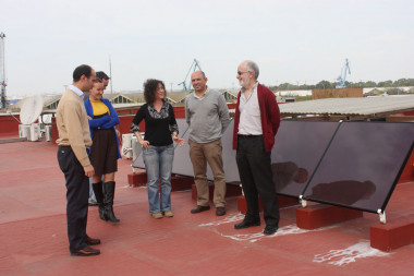 <p class=" text-justify">Los investigadores junto a la placa solar en la terraza de la Escuela Técnica Superior de Ingeniería Informática / Fundación Descubre</p>