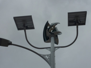 <p>Prototipo de farolas que funcionan con energía solar y eólica. </p>
