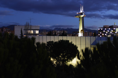 <p>La Torre de Observación del Parque de las Ciencias de Granada, con 50 metros de altura, incorpora una señal luminosa en su parte superior para su avistamiento desde las aeronaves. / Andrés Porcel García</p>