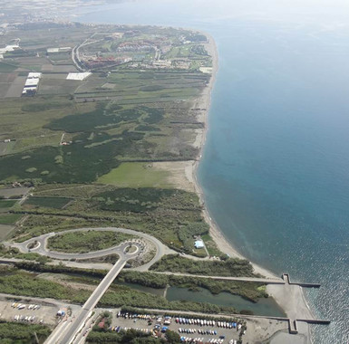 <p>La zona de estudio sufre especialmente los efectos de la erosión tras la construcción de la Presa de Rules. Foto de 2014. / UGR</p>