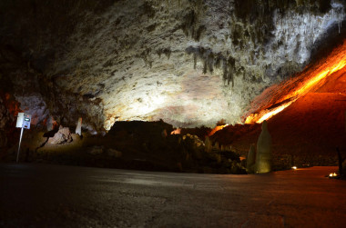 <p>Estación de control situada en una de las estancias de la cueva llamada de los ‘Obispos’. / Fundación Descubre. </p>