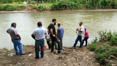 <p>Miembros del grupo de la Universidad Politécnica de Madrid en Nicaragua probando el sistema que han desarrollado para evaluar la calidad del agua / UPM</p>