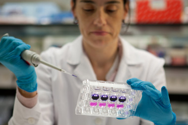 <p>Marta Alonso en el laboratorio de Centro de Investigación Médica Aplicada de la Universidad de Navarra. / Manuel Castells / UNAV</p>