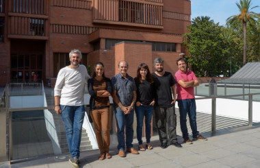 <p>De izquierda a derecha, los expertos Miquel A. Arnedo, Cristina Frías, Julio Rozas, Sara Guirao, Alejandro Sánchez y José Francisco Sánchez en la Facultad de Biología de la Universidad de Barcelona. / UB</p>