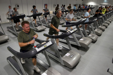<p>Personas realizando deporte en un gimnasio. / DICYT</p>