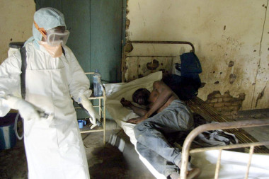 <p>Un técnico de la Cruz Roja desinfecta una habitación del Kelle hospital en el Congo ante un enfermo de ébola en 2003. / Efe</p>