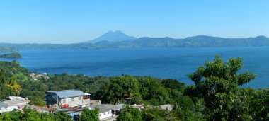 <p>Foto panorámica de la caldera de Ilopango tomada desde el flanco noroeste hacia el sureste / Dario Pedrazzi</p>