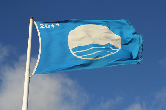 <p>Bandera azul de 2011. / <a href="http://www.flickr.com/photos/elentir/7313051788/sizes/l/in/photostream/" target="_blank">Contando Estrelas</a></p>