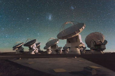 <p>Antenas de ALMA en los Andes chilenos. / ESO/C. Malin</p>