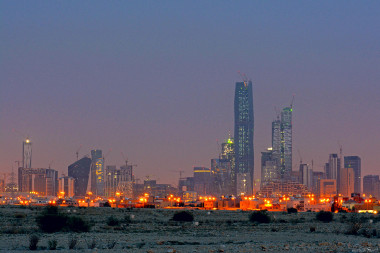<p>Riad cuentan con ocho millones de habitantes, está situada en medio del desierto, tiene mucho tráfico y una gran industria petrolera. / <a href="https://commons.wikimedia.org/wiki/Category:Buildings_in_Riyadh" target="_blank">Wikimedia</a></p>
