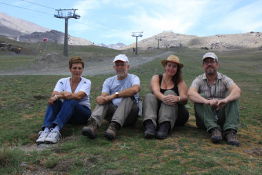 <p>Rosa María Ros Espín, Olaf Werner, Marta Nieto Lugilde y Stuart McDaniel en Sierra Nevada tras un césped de <em>Ceratodon amazonum</em> formando manchas de color dorado entre la hierba. / Rosa María Ros Espín</p>