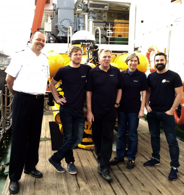<p class=" text-justify">Eugenio Fraile (derecha) junto al capitán del <em>Poseidon</em> y el equipo del submarino <em>JAGO</em>, a bordo del cual descenderá hoy al volcán submarino de El Hierro. / IEO</p>