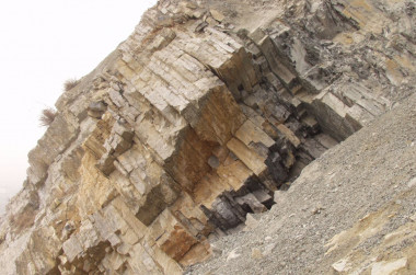 <p>Rocas sedimentarias en Meishan, China, que contienen evidencias de una perturbación en el ciclo de carbono inmediatamente anterior a la mayor extinción en masa de la Tierra. / Shuzhong Shen</p>