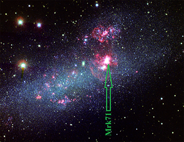 <p>En esta imagen la galaxia guisante verde NGC 2366 se resuelve en miles de estrellas azules (jóvenes). Las nebulosas aparecen como regiones rojas/rosas. Mrk 71, la más brillante, está indicada por una flecha. / J. van Eymeren & A. R. López- Sánchez (ATNF)</p>