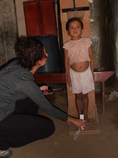 <p>Midiendo a una niña<strong> </strong> con el sistema NutrInfo / Sury Bravo</p>