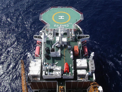 <p>Panorámica de la cubierta del buque de perforación Chikyu. Foto: CSIC.</p>