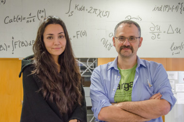 <p>Las ecuaciones de Isabel Serra y Álvaro Corral en el Centre de Recerca Matemàtica (CRM) han ayudado a desarrollar la ley matemática. / Pedro Moreno/UAB</p>