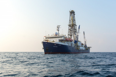 <p>Joides Resolution, en la bahía de Bengala (océano Índico), en la expedición 353 de la <em>International Ocean Discovery Program</em>. / William Crawford (IODP/TAMU)</p>