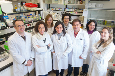 <p>Primera fila por la izquierda: Julen Oyarzabal, Ana García-Osta y Mar Cuadrado, autores principales de los artículos. Junto a ellos, sus equipos de investigadores del CIMA. / Manuel Castells</p>