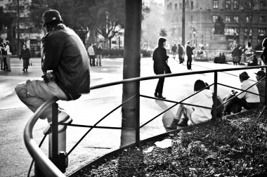 <p>Joven sentado en una plaza de Barcelona. / <a href="http://www.flickr.com/photos/davidfloresm/5772402355/sizes/l/in/photostream/" target="_blank">David Flores</a></p>