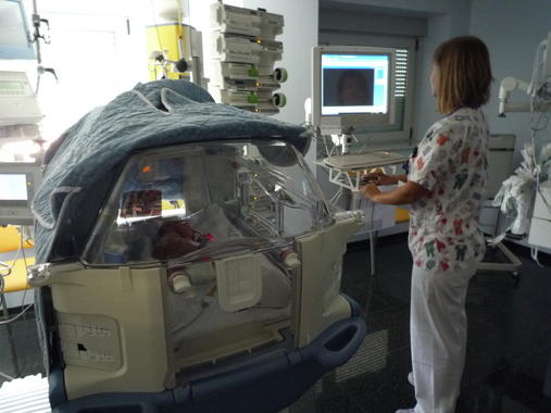 <p> Enfermeras del HUNSC preparan el inicio de una sesión de musicoterapia en la UCI neonatal</p>