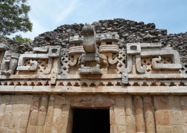 <p>Máscara maya del dios de la lluvia Chaac en un templo de Labná en la región norte de la Península de Yucatán. / Mark Brenner</p>