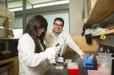 <p>Anna Marie Tuazon, primera firmante del artículo, y Luis Carvajal-Carmona, en el laboratorio./Universidad de California en Davis.</p>