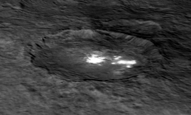 <p>Cráter Occator de Ceres, donde se observan varios puntos brillantes y otro cráter interior de unos diez kilómetros de diámetro y medio kilómetro de profundidad. / NASA / JPL-Caltech / UCLA / MPS / DLR / IDA</p>