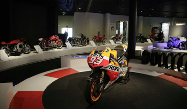 <p>La Honda-Repsol RC2 con la que Marc Márquez gano el Mundial de MotoGP en 2013 es una de las piezas estrella de <em>Universo Moto</em>. / MUNCYT </p>
