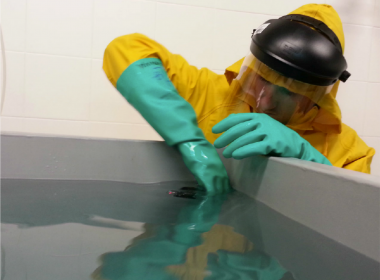 <p>Harkaitz Eguiraun sacando la cámara del agua contaminada, tras haber realizado un muestreo. / Harkaitz Eguiraun / UPV/EHU</p>