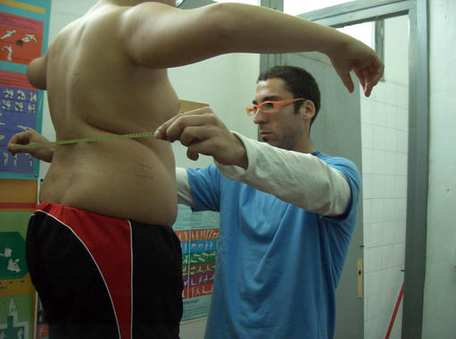 <p> Enrique García Artero, junto a uno de los adolescentes que han participado en el estudio. Foto:UGR.</p>