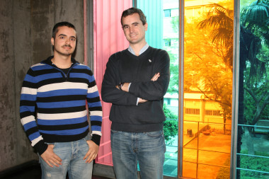 <p>Los investigadores Ignacio Acosta y Miguel Campano junto a las ventanas de la Escuela Técnica Superior de Arquitectura de Sevilla. / US</p>