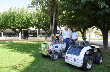 <p>Los investigadores muestran los dos prototipos de VineRobot. / UPV</p>