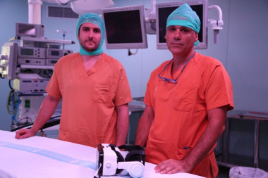 <p>Los doctores Víctor Barro y Alejandro Hernández con las gafas de realidad virtual. Vall d"Hebron Barcelona Campus Hospitalari</p>