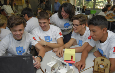 <p>Alumnos de primero de bachillerato del IES Marqués de Suanzes realizan una demostración con el kit JBot conectado a la plataforma en la nube del ordenador cognitivo Watson. / Fernando Núñez / IBM</p>