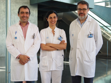<p>De derecha a izquierda, Marco Antonio Álvarez González, Juana Flores y Xavier Bessa. / Hospital del Mar</p>