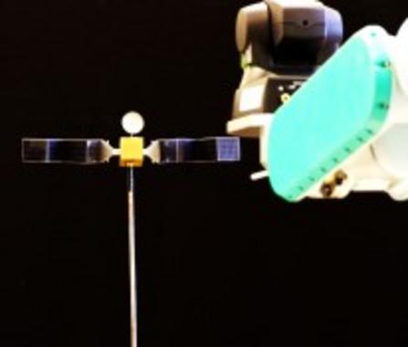 <p>Los científicos españoles han desarrollado los algoritmos y estrategias que hacen posible el acercamiento y captura a un satélite averiado mediante la utilización de un vehículo espacial, denominado vehículo/satélite de búsqueda o “<em>chaser</em>”. Foto: UC3M.</p>